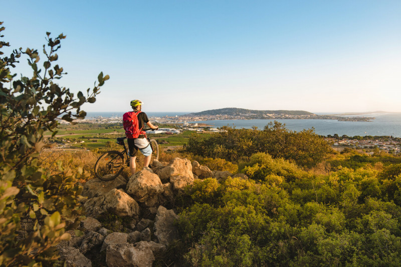 Getting around the Thau Archipelago without a car