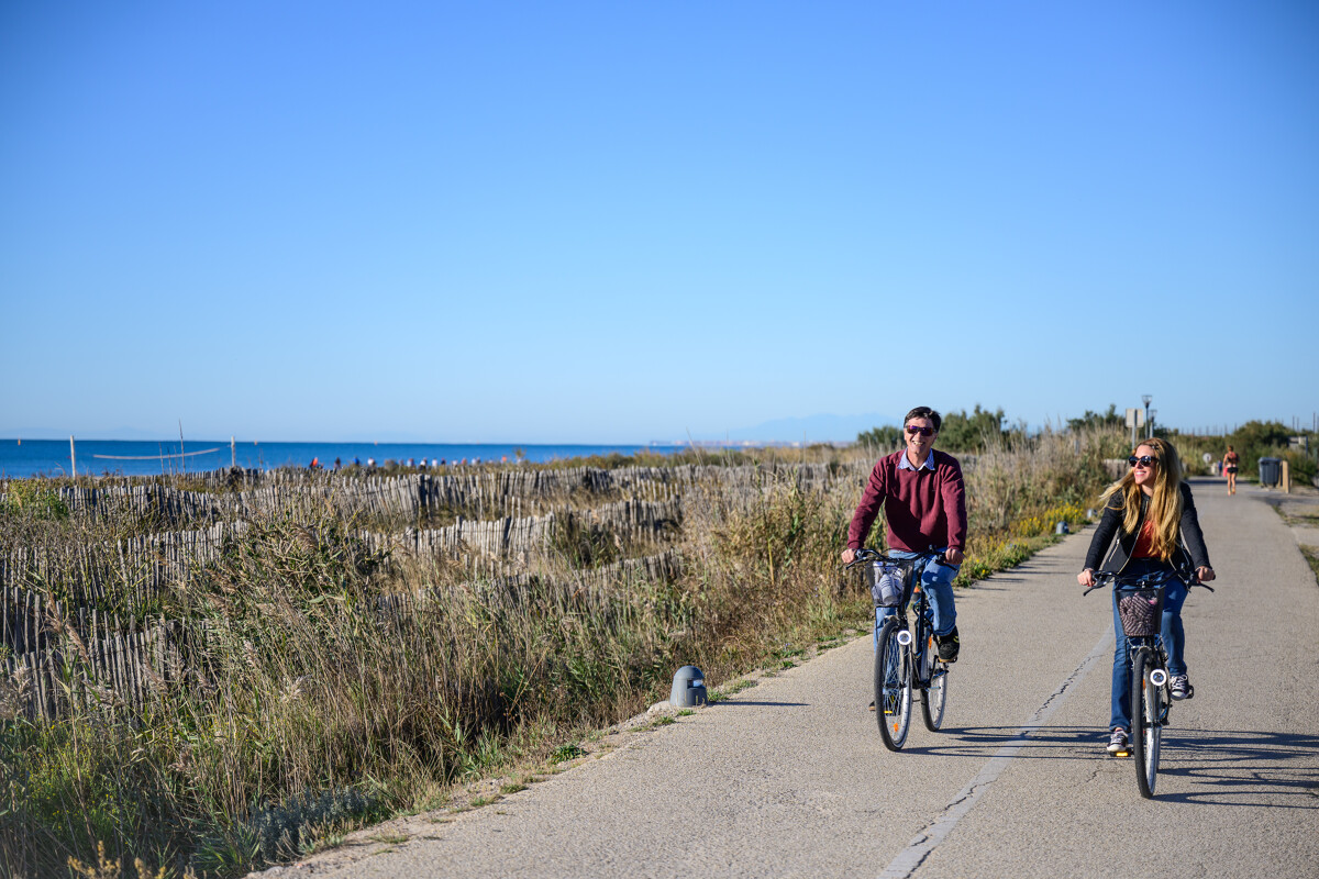 Couple_en_balade_a_velo-R_Domergue_OT-THAU-20632-1200px