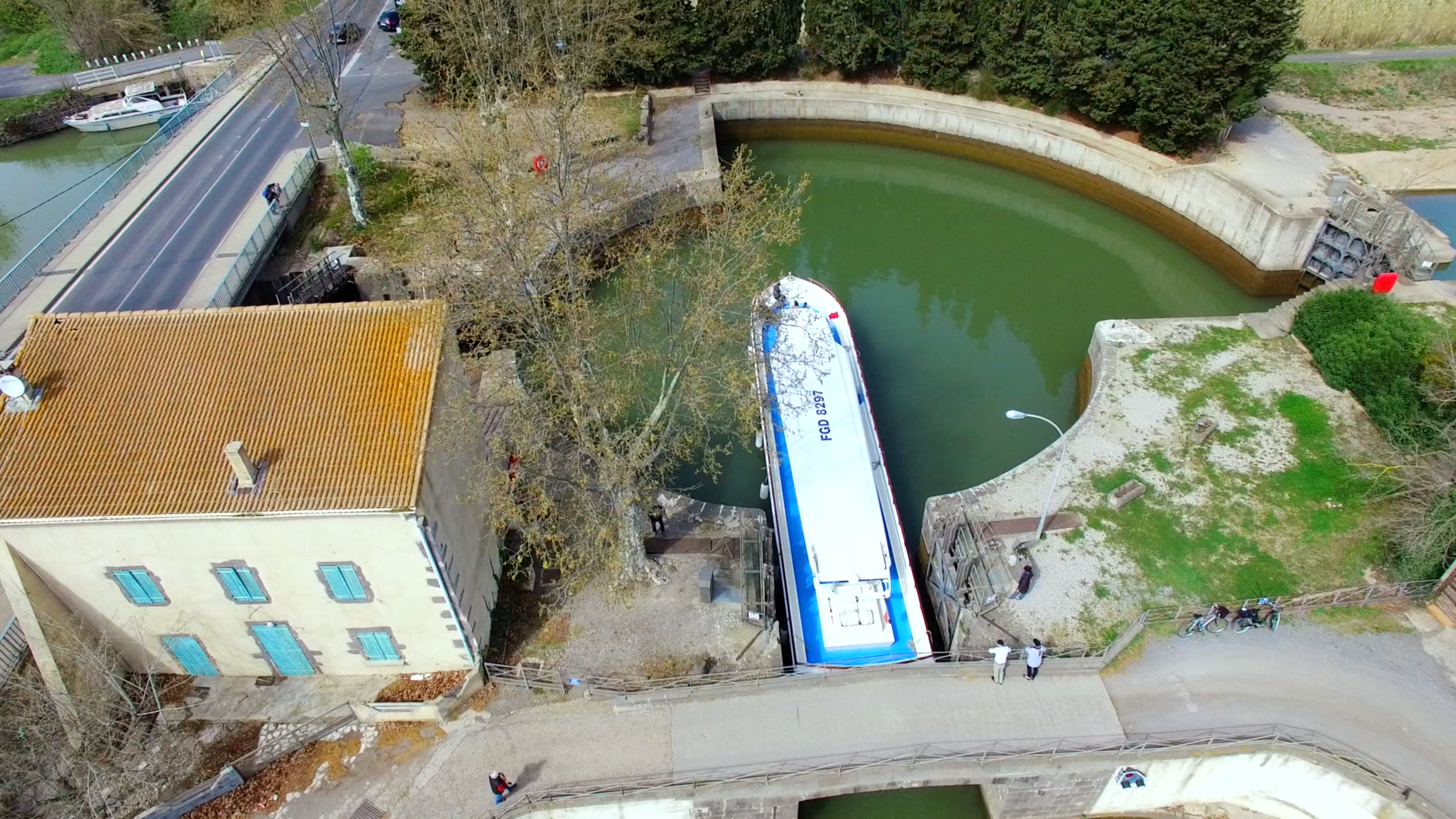 Les Bateaux Agathois au Grau d'Agde - l'écluse ronde à Agde , le canal du Midi