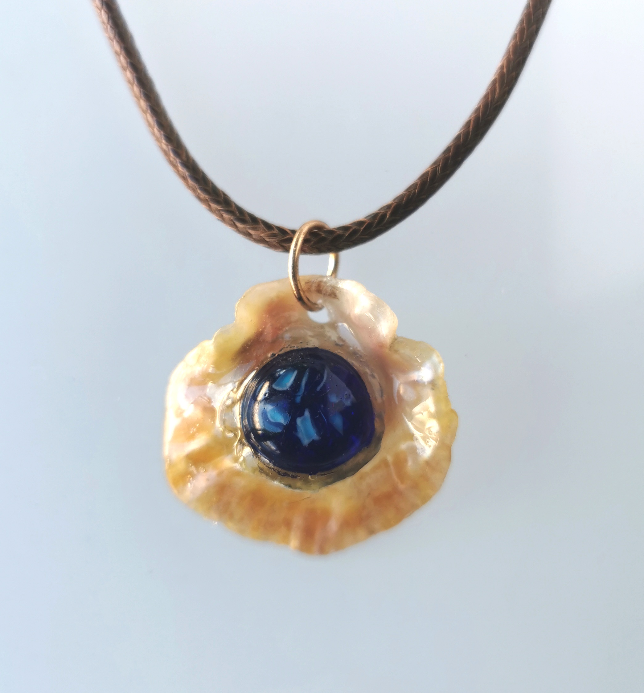 Pendentif nacre de méditerranée et perle de verre