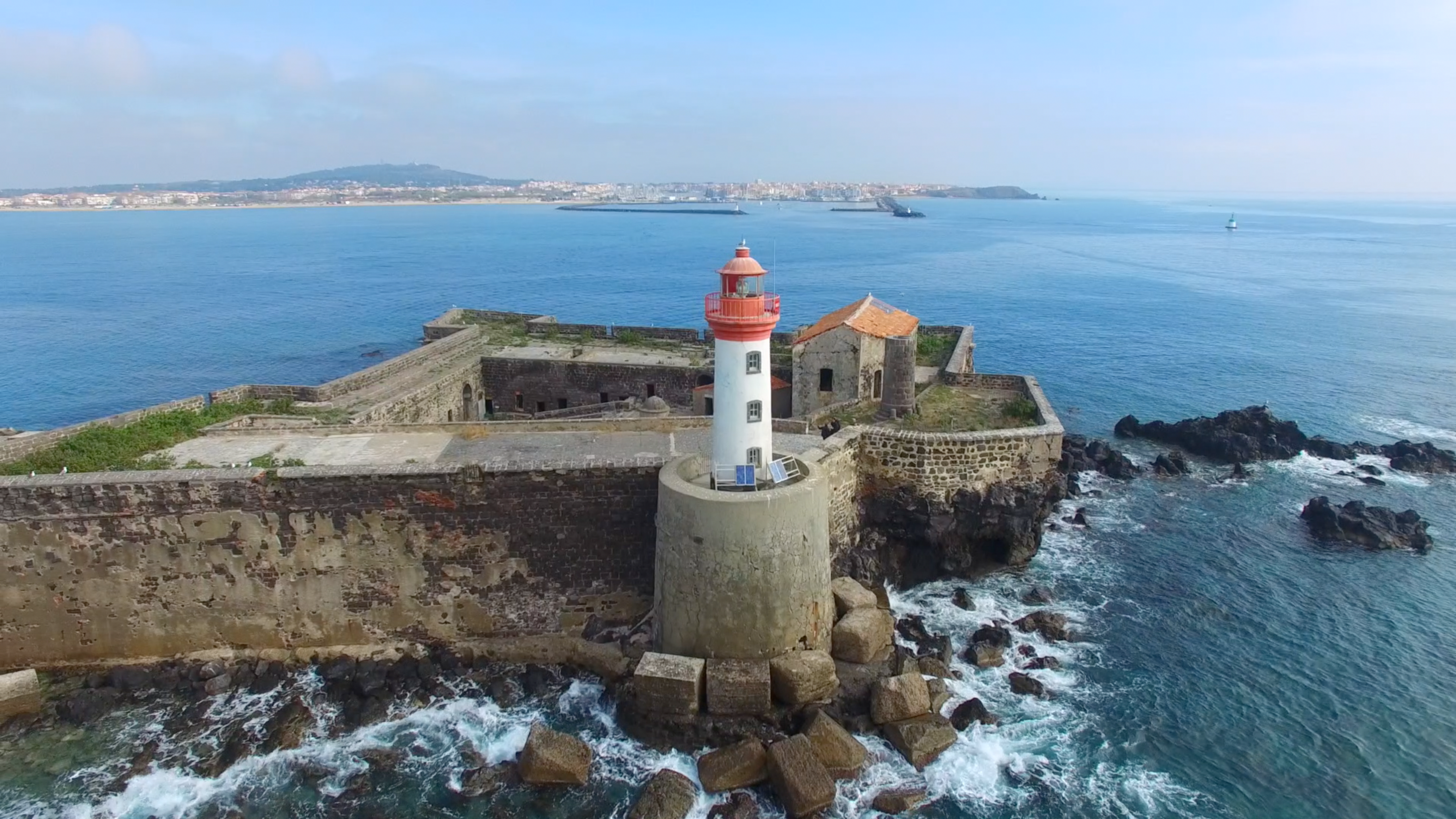 Les Bateaux Agathois au Grau d'Agde - l'île du fort Brescou, la côte volcanique