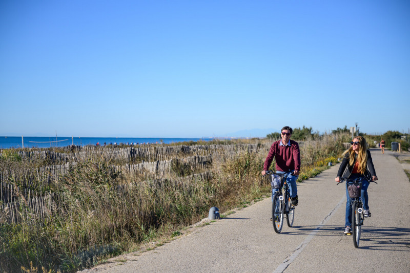 Couple_en_balade_a_velo-R_Domergue_OT-THAU-20632-1200px