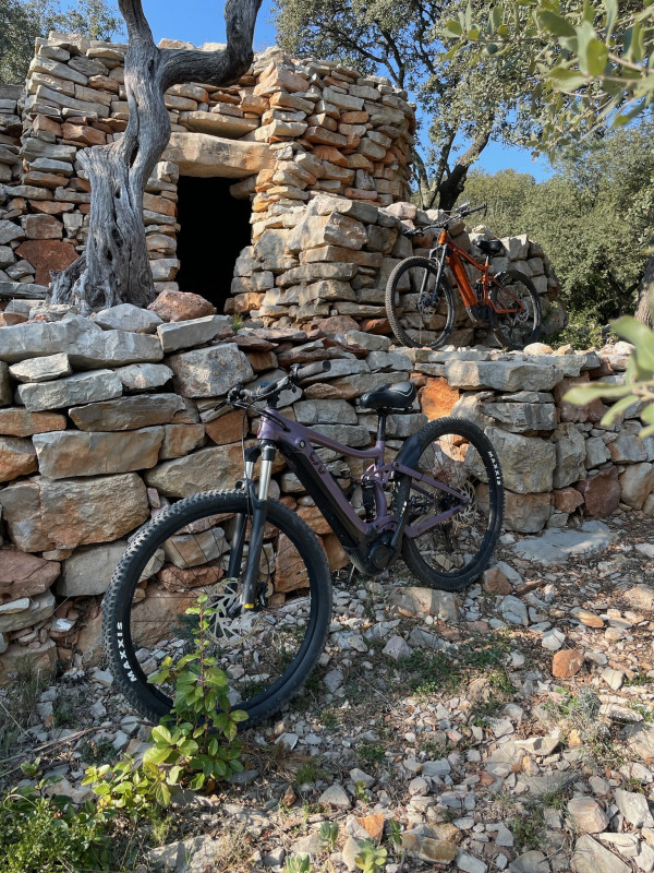 Randonnée en VTT electrique tout suspendu dans la Gardiole de Poussan