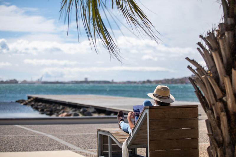 Femme_sur_un_transat-O_OCTOBRE_OT-THAU-25212-1200px