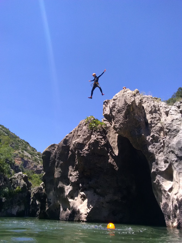 Saut de 9 metres dans le canyon du diable proche de montpellier dans l herault