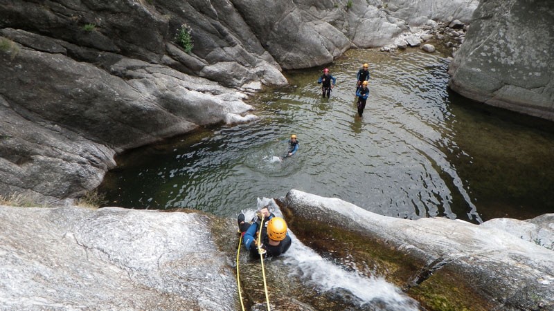 Office des Moniteurs du Languedoc rappel toboggan dans le canyon du Caroux