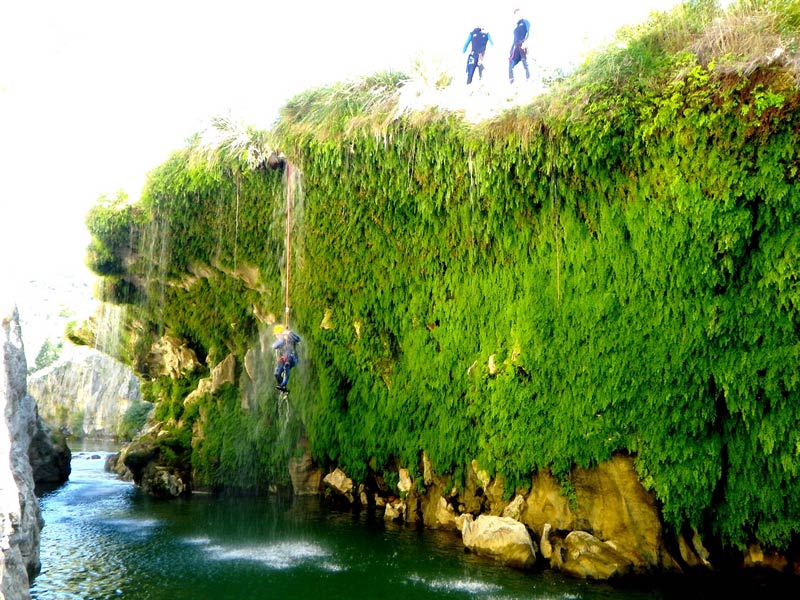 Office des Moniteurs du Languedoc rappel arrose dans le canyon d'initiation du diable de l'herault