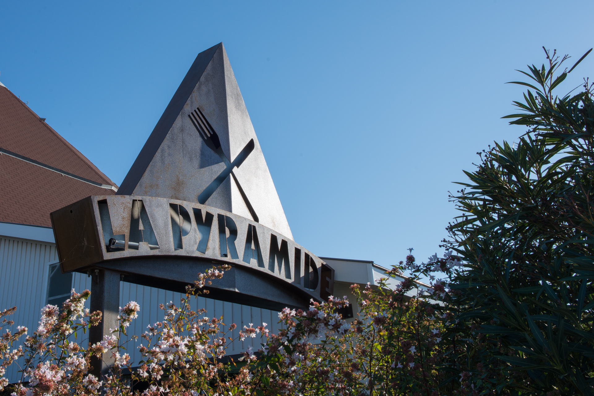 Pyramide-restaurant-buffet