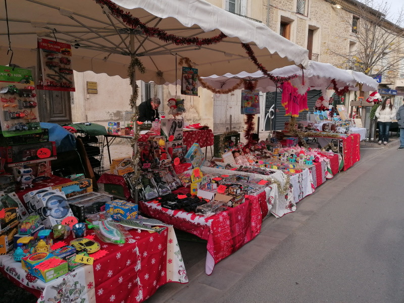 MARCHE DE NOEL DE POUSSAN.jpg
