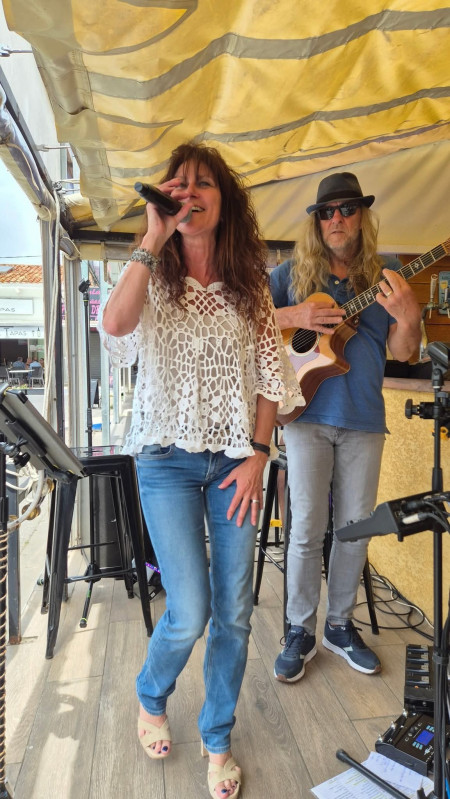 Heidi Little Wings concert guitare voix Au Petit Marché.jpg