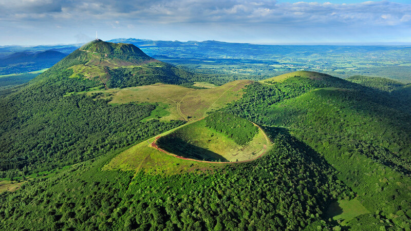 paysage-montagneux-road-trip-auvergne-18006797