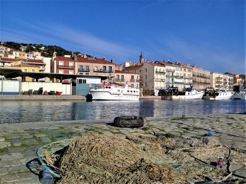 quai-du-canal-royal-au-sein-de-la-ville-portuaire-16644654