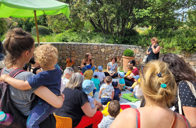 RACONTE MOI UNE HISTOIRE - © RACONTE MOI UNE HISTOIRE RACONTE MOI UNE HISTOIRE