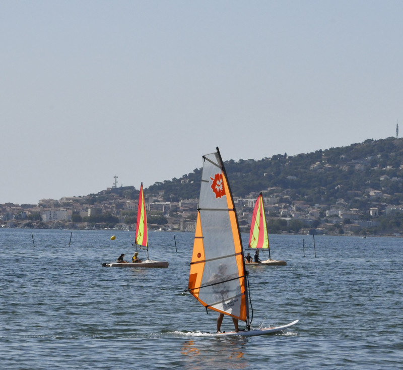 STAGE PLANCHE A VOILE INITIATION - © CENTRE NAUTIQUE MANUREVA STAGE PLANCHE A VOILE INITIATION