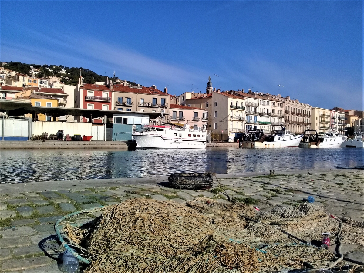 quai-du-canal-royal-au-sein-de-la-ville-portuaire-16644654