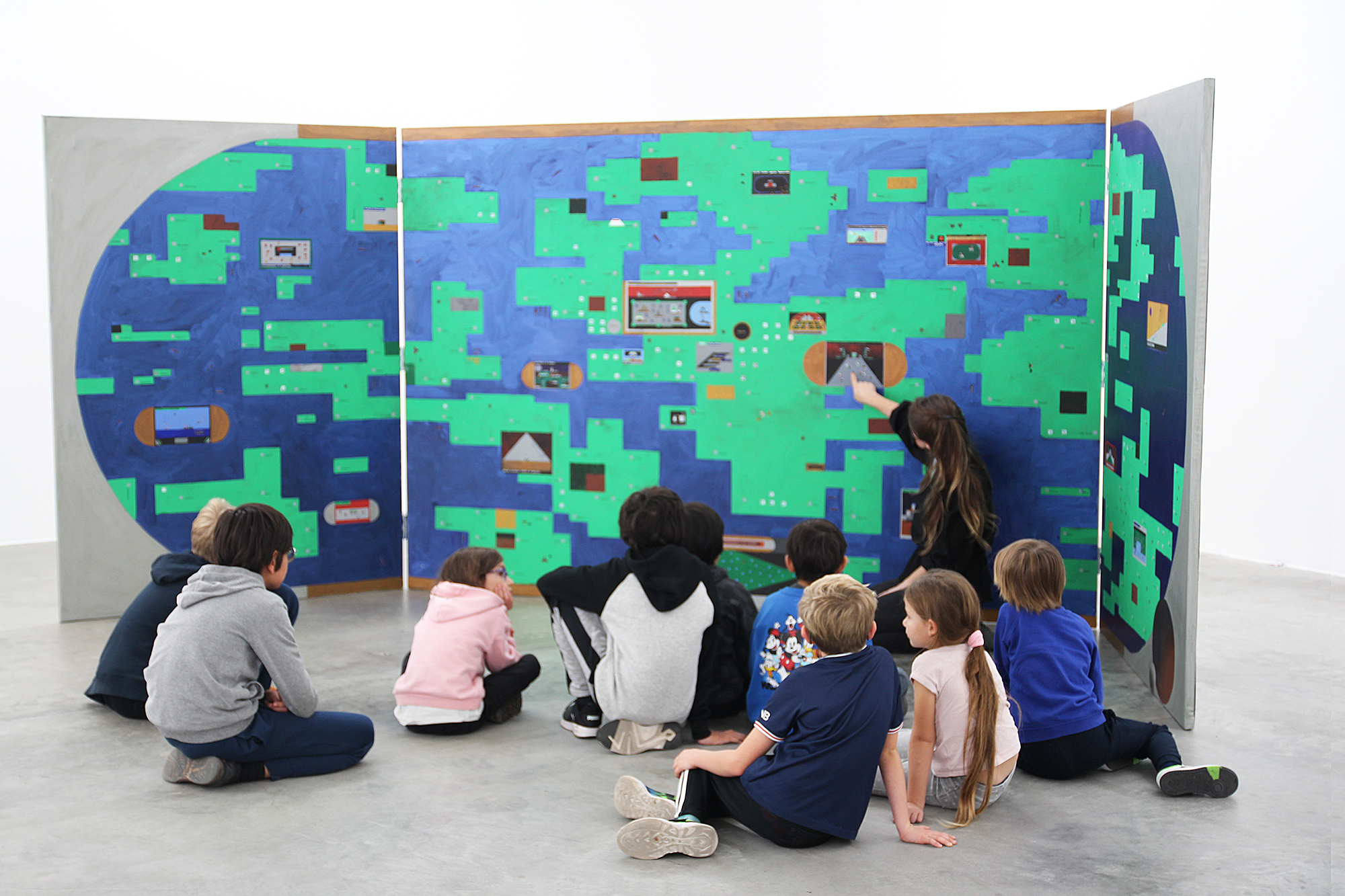 vue-de-l-exposition-4x-de-paul-loubet-lors-d-une-visite-atelier-pour-les-enfants-11574239