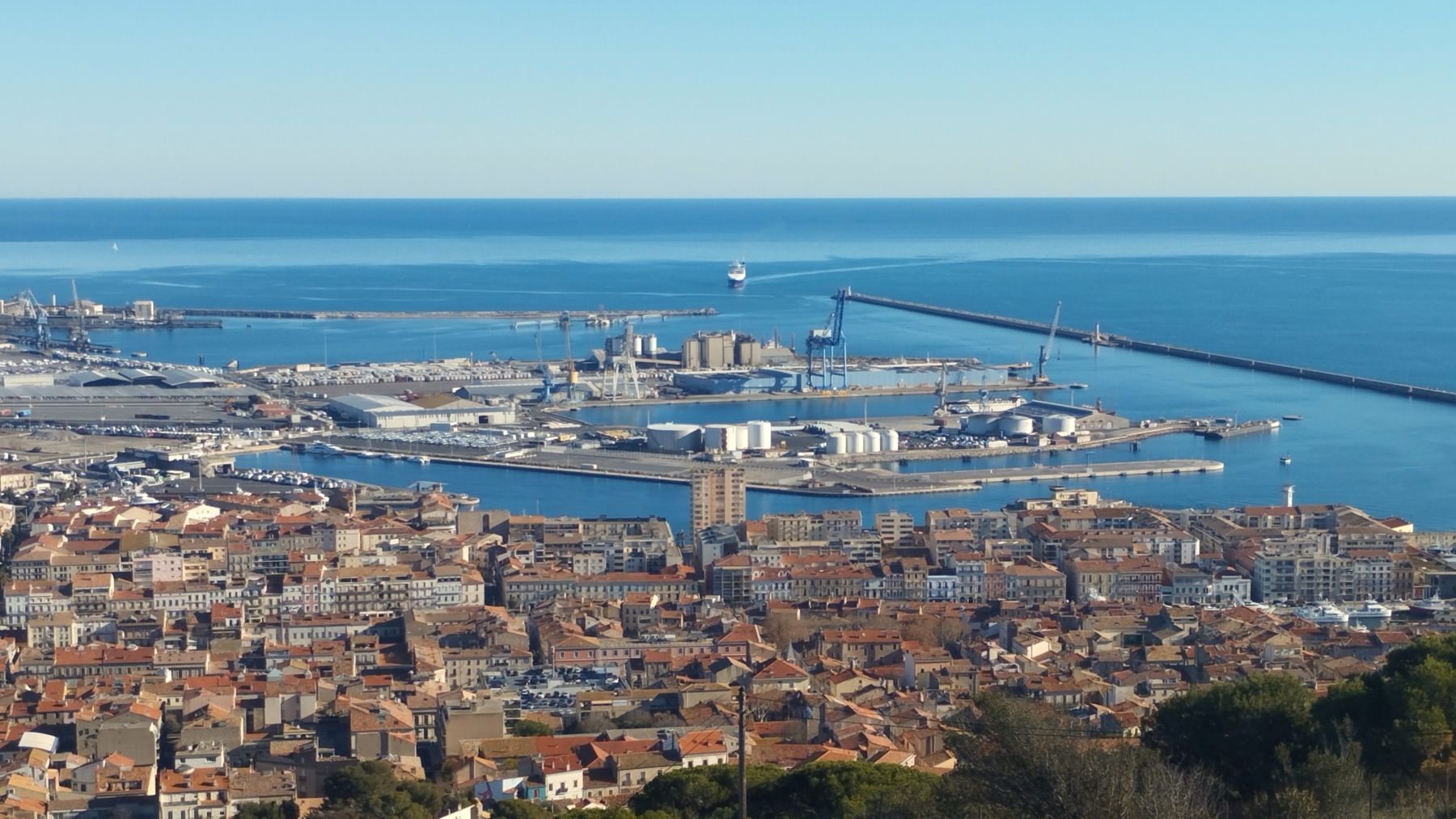vue-sur-le-port-de-commerce-16644653